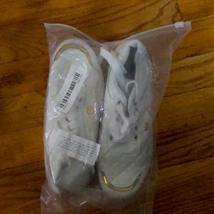 White sneakers unbranded but very cute and simple.